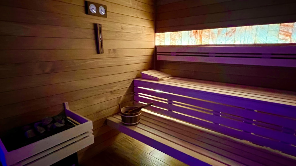 Drewniane ławy i wnętrze sauny fińskiej w Sinaloa SPA